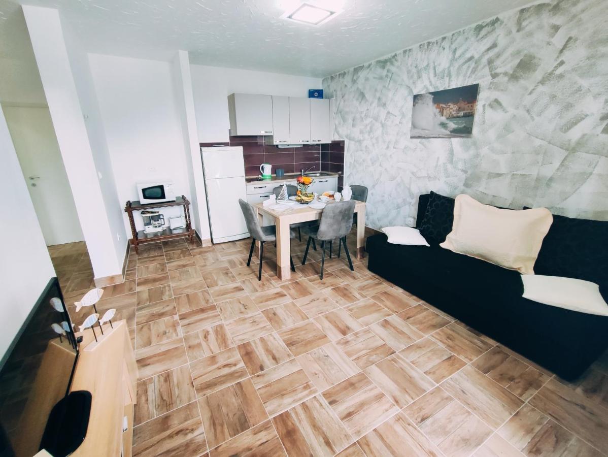 Apartmani Nada Mustapic Brela Zewnętrze zdjęcie